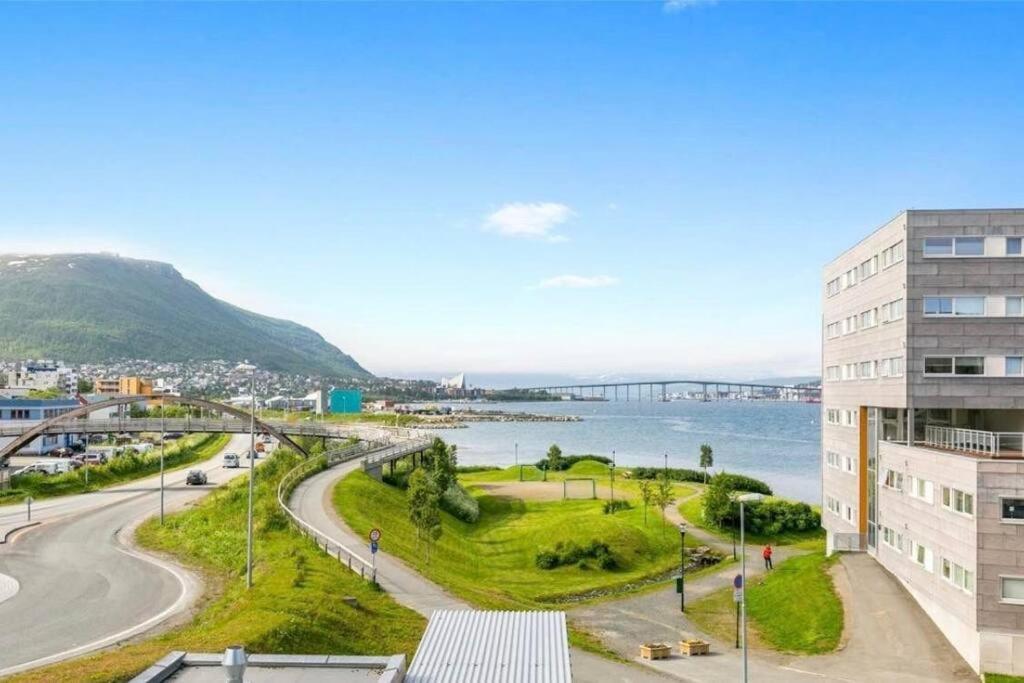 Northern Dreams Apartment With Free Parking ทรอมโซ ภายนอก รูปภาพ